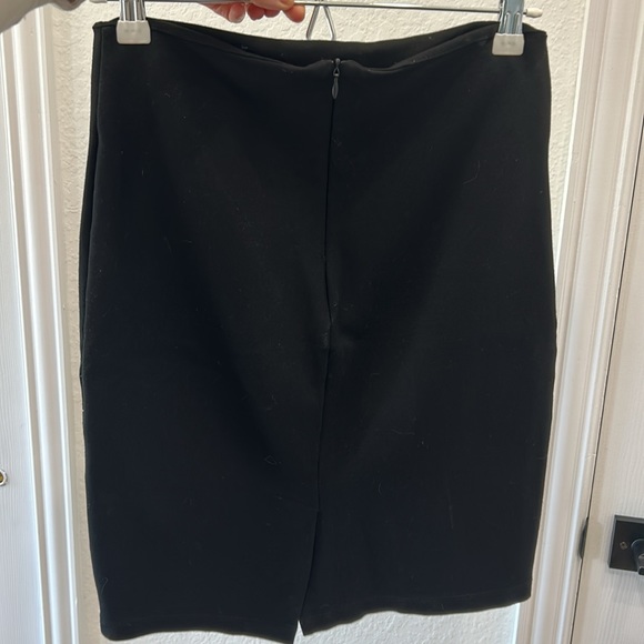 Stretchy black skirt - Picture 2 of 7